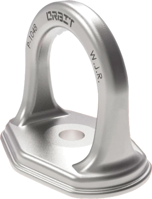 Punto de anclaje ORBIT de acero pulido, con base ovalada de fijación y argolla superior, marcado P-1048.