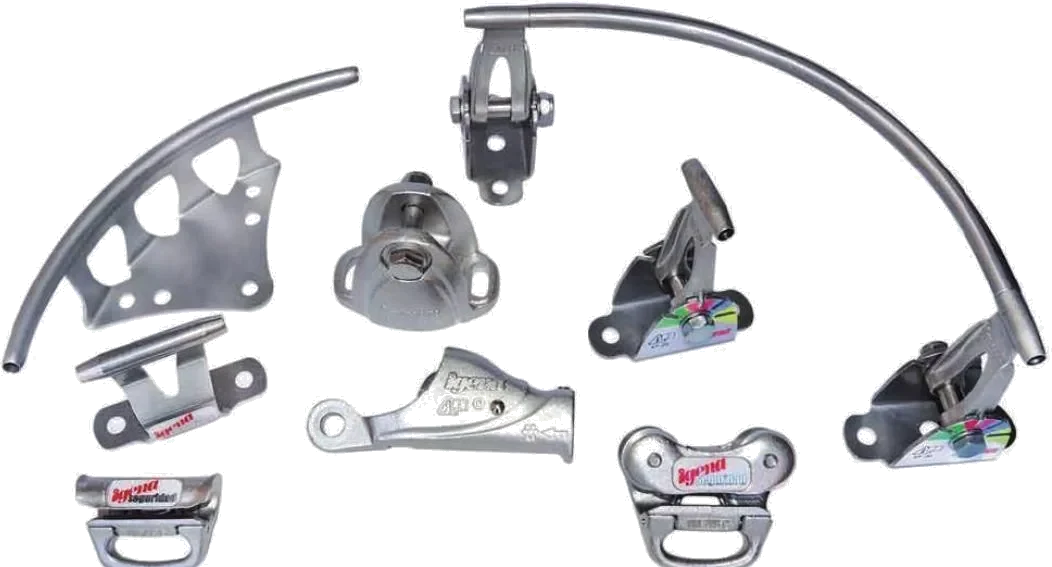 Nueve herrajes de acero inoxidable de línea de vida IGENA: anclajes intermedios, terminales, absorbedor, carro anticaídas y piezas de curva.